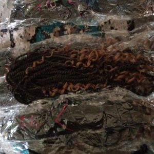 Karida senegalese twist 24 inches. T27. There is 7 packets available.